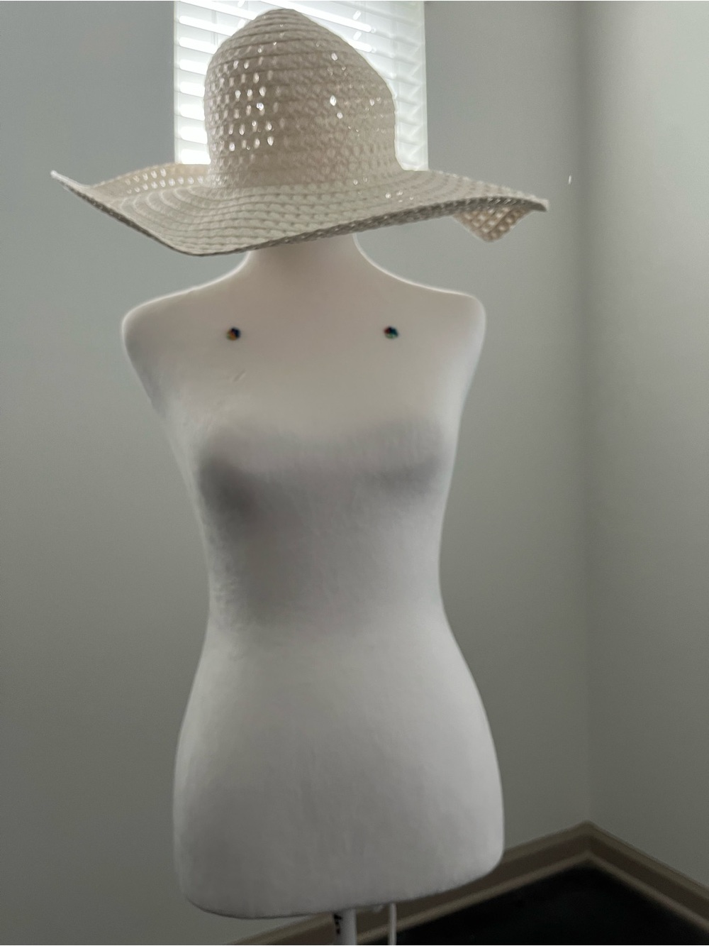 White Wide-Brim Straw Sun Hat - Classic Summer Accessory